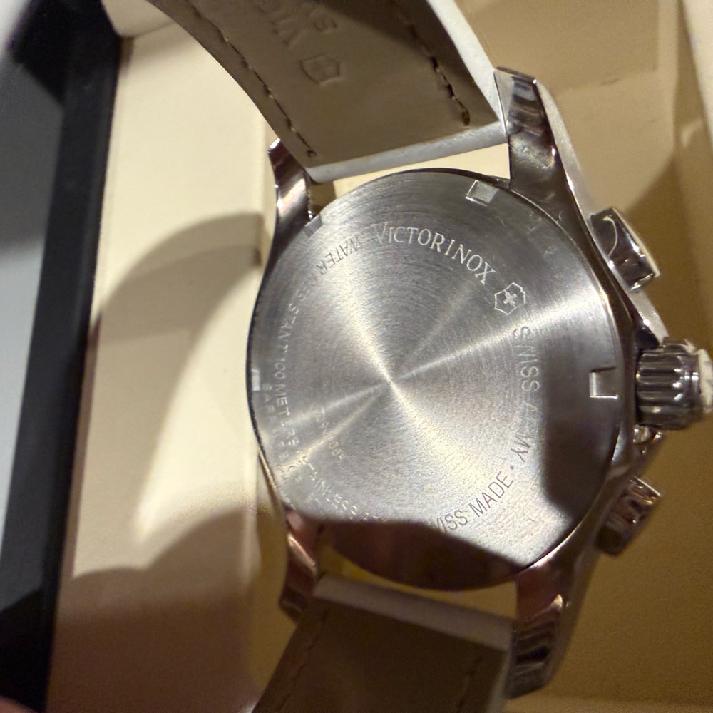 Victorinox Swiss Army Ladies Chronograph Model 241256 Mother of Pearl Face NWT - Picture 5 of 8